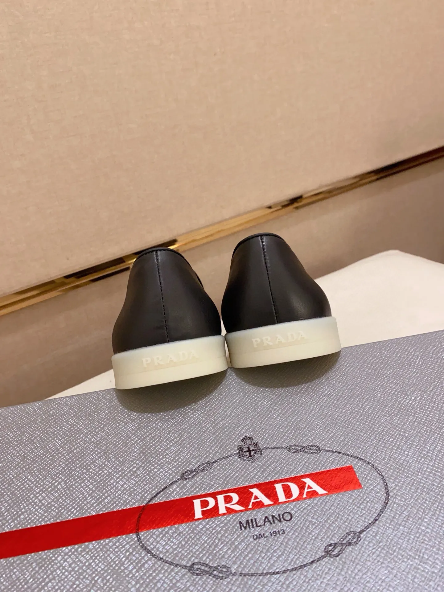 Men's shoes 💰 580💰 ✔️✔️✔️High-quality new PRADA counters are launched at the same time. The new men's shoes and 😘fabrics are selected from high-silk bald cowhide and are made by pure handicrafts. Lining: Full cowhide lining. 👍🏿 High-end ☄️ air-cushion molded anti-slip rubber outsole, exquisite lines, simple and elegant, comfortable and high-end for leisure travel. Code number: 38 to 44 (45 can be customized)